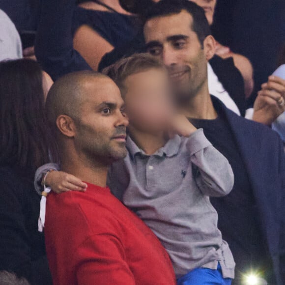 Tony Parker avec ses enfants Josh et Liam et sa compagne Alizé dans les tribunes du match de Coupe du monde de rugby entre la France et l'Italie (60-7) à Lyon le 6 octobre 2023. © Cyril Moreau-Dominique Jacovides/Bestimage 