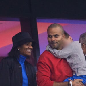 Tony Parker avec ses enfants Josh et Liam et sa compagne Alizé dans les tribunes du match de Coupe du monde de rugby entre la France et l'Italie (60-7) à Lyon le 6 octobre 2023. © Cyril Moreau-Dominique Jacovides/Bestimage 