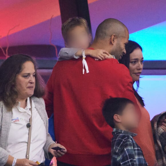 Tony Parker avec ses enfants Josh et Liam et sa compagne Alizé dans les tribunes du match de Coupe du monde de rugby entre la France et l'Italie (60-7) à Lyon le 6 octobre 2023. © Cyril Moreau-Dominique Jacovides/Bestimage 