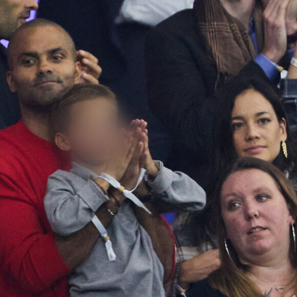 Tony Parker avec ses enfants Josh et Liam et sa compagne Alizé dans les tribunes du match de Coupe du monde de rugby entre la France et l'Italie (60-7) à Lyon le 6 octobre 2023. © Cyril Moreau-Dominique Jacovides/Bestimage 