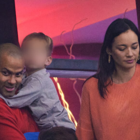 Ils étaient venus en voisins ! 
Tony Parker avec ses enfants Josh et Liam et sa compagne Alizé dans les tribunes du match de Coupe du monde de rugby entre la France et l'Italie (60-7) à Lyon le 6 octobre 2023. © Cyril Moreau-Dominique Jacovides/Bestimage 