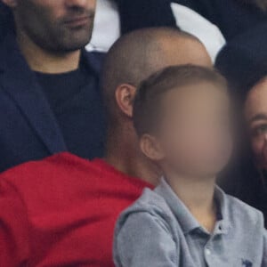 Tony Parker avec ses enfants Josh et Liam et sa compagne Alizé dans les tribunes du match de Coupe du monde de rugby entre la France et l'Italie (60-7) à Lyon le 6 octobre 2023. © Cyril Moreau-Dominique Jacovides/Bestimage 