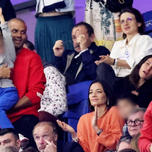 Tony Parker avec ses enfants Josh et Liam et sa compagne Alizé dans les tribunes du match de Coupe du monde de rugby entre la France et l'Italie (60-7) à Lyon le 6 octobre 2023. © Cyril Moreau-Dominique Jacovides/Bestimage 