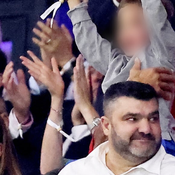 Tony Parker avec ses enfants Josh et Liam et sa compagne Alizé dans les tribunes du match de Coupe du monde de rugby entre la France et l'Italie (60-7) à Lyon le 6 octobre 2023. © Cyril Moreau-Dominique Jacovides/Bestimage 