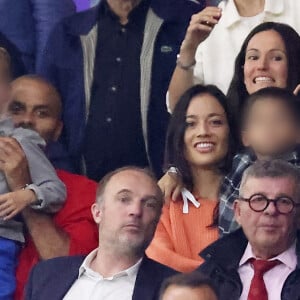 Tony Parker avec ses enfants Josh et Liam et sa compagne Alizé dans les tribunes du match de Coupe du monde de rugby entre la France et l'Italie (60-7) à Lyon le 6 octobre 2023. © Cyril Moreau-Dominique Jacovides/Bestimage 