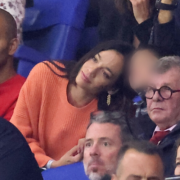 Alizé Lim notamment, était très complice avec les deux garçons.
Tony Parker avec ses enfants Josh et Liam et sa compagne Alizé dans les tribunes du match de Coupe du monde de rugby entre la France et l'Italie (60-7) à Lyon le 6 octobre 2023. © Cyril Moreau-Dominique Jacovides/Bestimage 