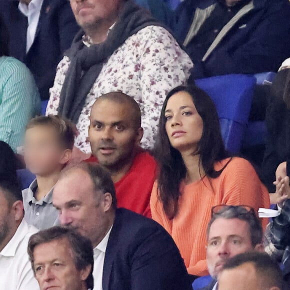 Tony Parker avec ses enfants Josh et Liam et sa compagne Alizé dans les tribunes du match de Coupe du monde de rugby entre la France et l'Italie (60-7) à Lyon le 6 octobre 2023. © Cyril Moreau-Dominique Jacovides/Bestimage 