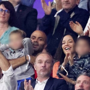 Tony Parker avec ses enfants Josh et Liam et sa compagne Alizé dans les tribunes du match de Coupe du monde de rugby entre la France et l'Italie (60-7) à Lyon le 6 octobre 2023. © Cyril Moreau-Dominique Jacovides/Bestimage 