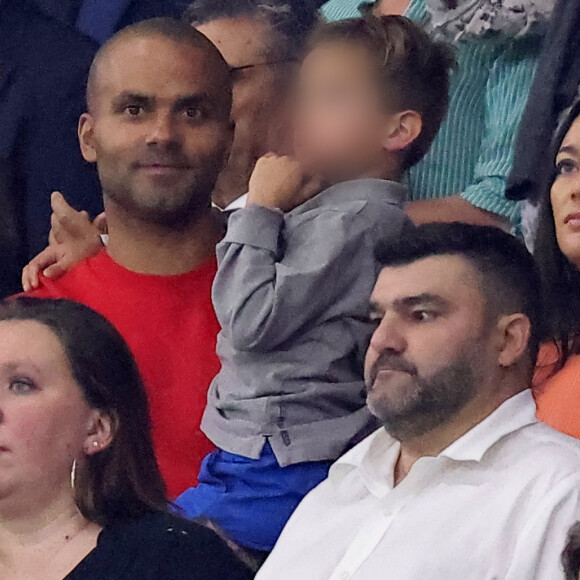 Tony Parker avec ses enfants Josh et Liam et sa compagne Alizé dans les tribunes du match de Coupe du monde de rugby entre la France et l'Italie (60-7) à Lyon le 6 octobre 2023. © Cyril Moreau-Dominique Jacovides/Bestimage 