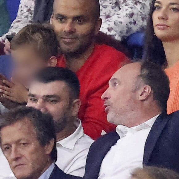 Tony Parker avec ses enfants Josh et Liam et sa compagne Alizé dans les tribunes du match de Coupe du monde de rugby entre la France et l'Italie (60-7) à Lyon le 6 octobre 2023. © Cyril Moreau-Dominique Jacovides/Bestimage 