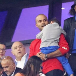 Tony Parker avec ses enfants Josh et Liam et sa compagne Alizé dans les tribunes du match de Coupe du monde de rugby entre la France et l'Italie (60-7) à Lyon le 6 octobre 2023. © Cyril Moreau-Dominique Jacovides/Bestimage 