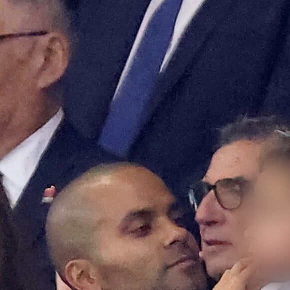 Tony Parker avec ses enfants Josh et Liam et sa compagne Alizé dans les tribunes du match de Coupe du monde de rugby entre la France et l'Italie (60-7) à Lyon le 6 octobre 2023. © Cyril Moreau-Dominique Jacovides/Bestimage 