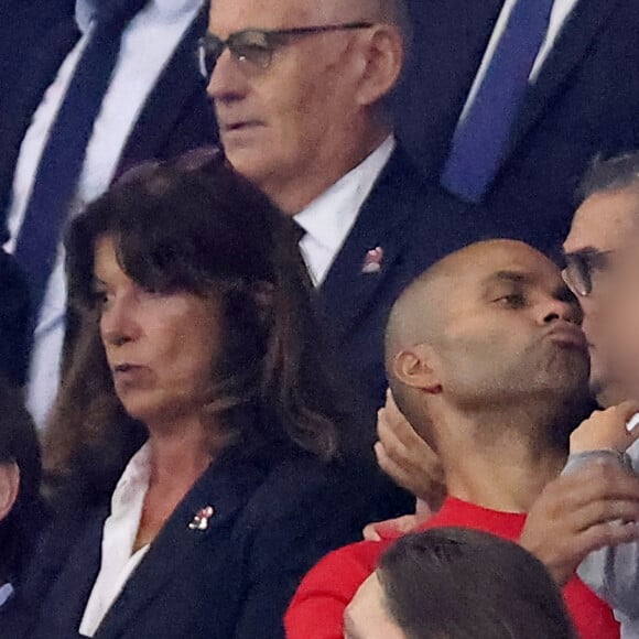 Tony Parker avec ses enfants Josh et Liam et sa compagne Alizé dans les tribunes du match de Coupe du monde de rugby entre la France et l'Italie (60-7) à Lyon le 6 octobre 2023. © Cyril Moreau-Dominique Jacovides/Bestimage 