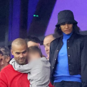 Tony Parker avec ses enfants Josh et Liam et sa compagne Alizé dans les tribunes du match de Coupe du monde de rugby entre la France et l'Italie (60-7) à Lyon le 6 octobre 2023. © Cyril Moreau-Dominique Jacovides/Bestimage 