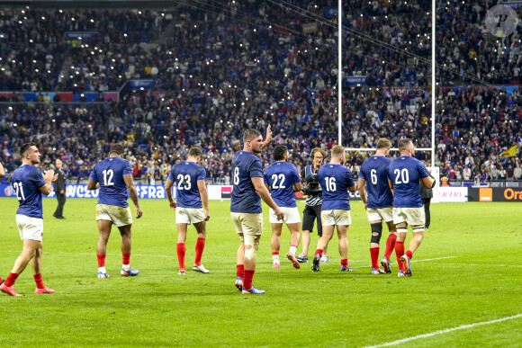 L'équipe de France salue les italiens qui ont perdu le match - Match France vs Italy - Coupe du monde de Rugby France 2023 - OL Stadium - Lyon Decines le 06/10/2023. - Match de Coupe du monde de rugby entre la France et l'Italie (60-7) à Lyon le 6 octobre 2023. 