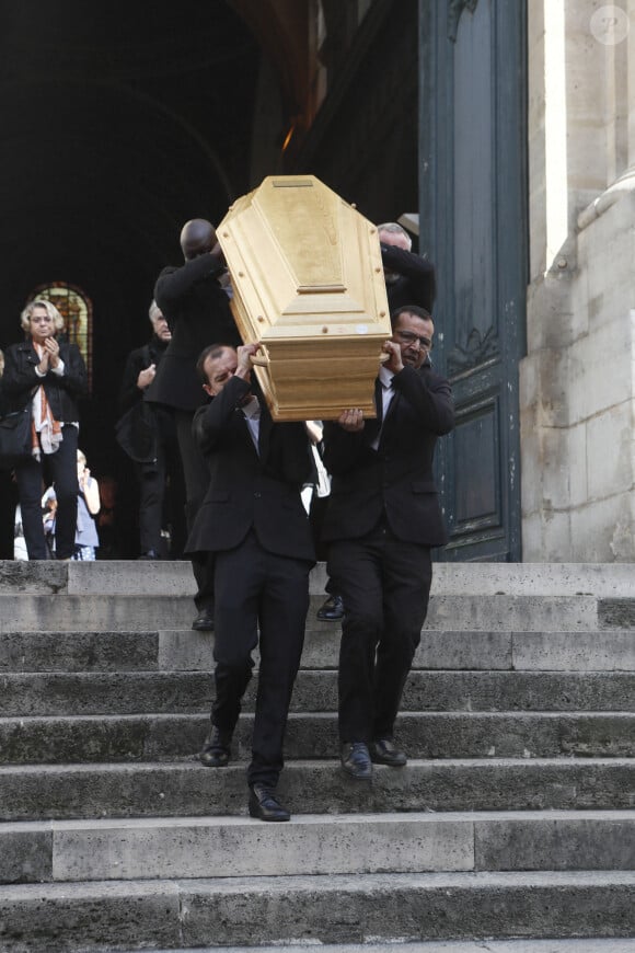 Les obsèques de l'actrice ont eu lieu en deux étapes. La première à l'église Saint-Roch et la seconde dans l'un des cimetières de Céret, dans le sud de la France, où elle sera inhumée auprès de ses parents.
Obsèques de Catherine Lachens en l'église Saint-Roch à Paris le 7 octobre 2023.