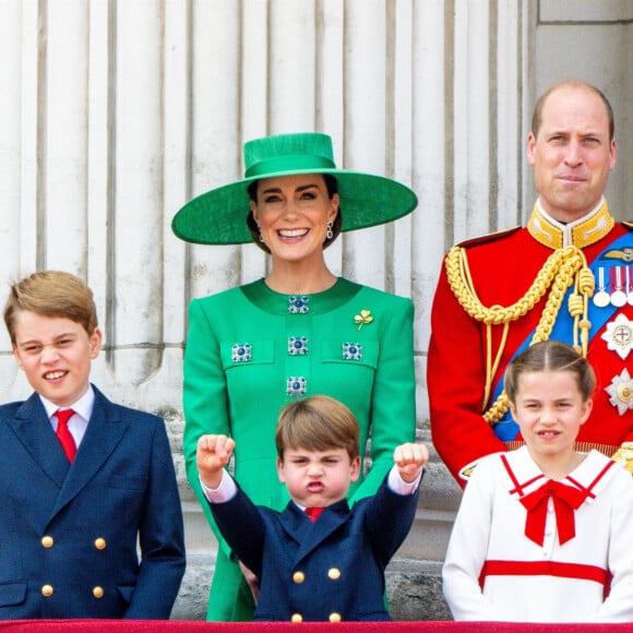 Pour information, Laura, la femme du parrain de Charlotte est quant à elle la marraine du prince Louis.
Le prince George, le prince Louis, la princesse Charlotte, Kate Catherine Middleton, princesse de Galles, le prince William de Galles - La famille royale d'Angleterre sur le balcon du palais de Buckingham lors du défilé "Trooping the Colour" à Londres. Le 17 juin 2023 