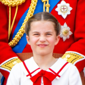 Heureusement, la princesse Charlotte n'a sûrement pas eu vent de cet incident survenu au beau-frère de son parrain ! 
La princesse Charlotte de Galles - La famille royale d'Angleterre sur le balcon du palais de Buckingham lors du défilé "Trooping the Colour" à Londres. Le 17 juin 2023 