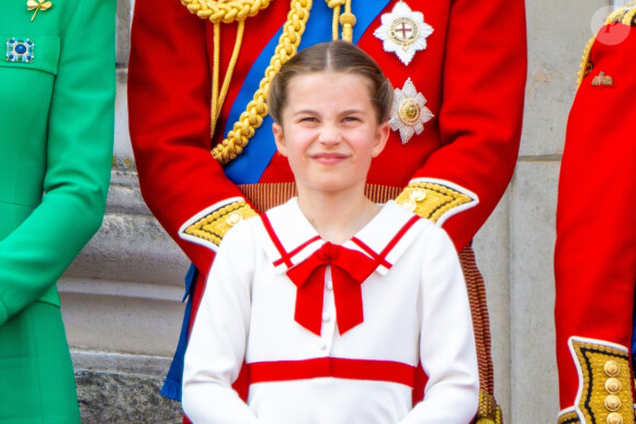 Heureusement, la princesse Charlotte n'a sûrement pas eu vent de cet incident survenu au beau-frère de son parrain ! 
La princesse Charlotte de Galles - La famille royale d'Angleterre sur le balcon du palais de Buckingham lors du défilé "Trooping the Colour" à Londres. Le 17 juin 2023 