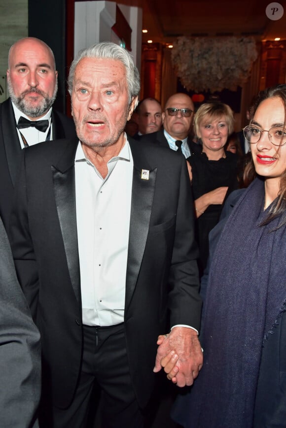 Alain Delon à la sortie de son hôtel, suivit de sa fille Anouchka Delon et son compagnon Julien Dereims, pour la cérémonie de remise de la Palme d'Or d'Honneur lors du 72ème Festival du Film de Cannes, le 19 mai 2019. ©Pierre Perusseau / Bestimage 