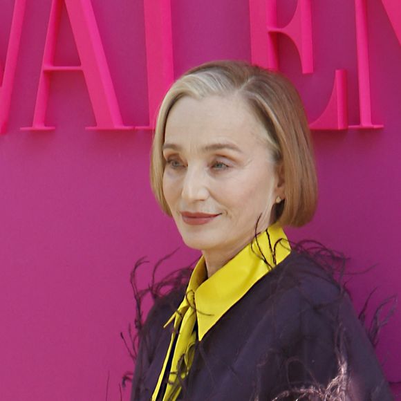 Kristin Scott Thomas - Arrivées et sorties du défilé de mode automne-hiver 2022/2023 "Valentino" lors de la fashion week de Paris. Le 6 mars 2022 © Christophe Aubert via Bestimage 