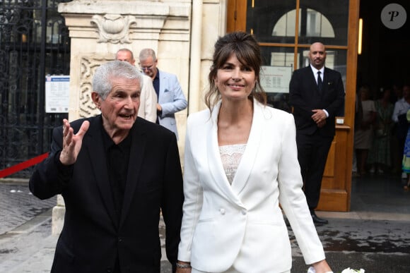 Claude Lelouch et Valérie Perrin - Mariage de Claude Lelouch à la mairie du 18e à Paris. Le 17 juin 2023.