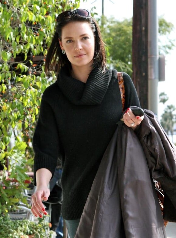 Katherine Heigl, devenue brune, dans les rues de Los Feliz à Los Angeles, le 8 mars 2010
