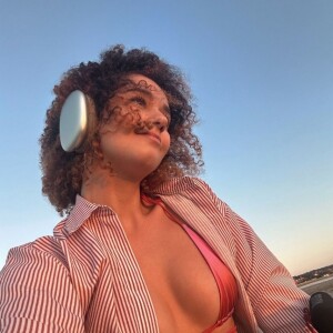 Elle aurait pu ne rien entendre des insultes proférées à son encontre par une vieille dame qui passait derrière elle, mais son ami Marcus est monté au créneau.
Léna Situations sur Instagram. Le 21 août 2023.