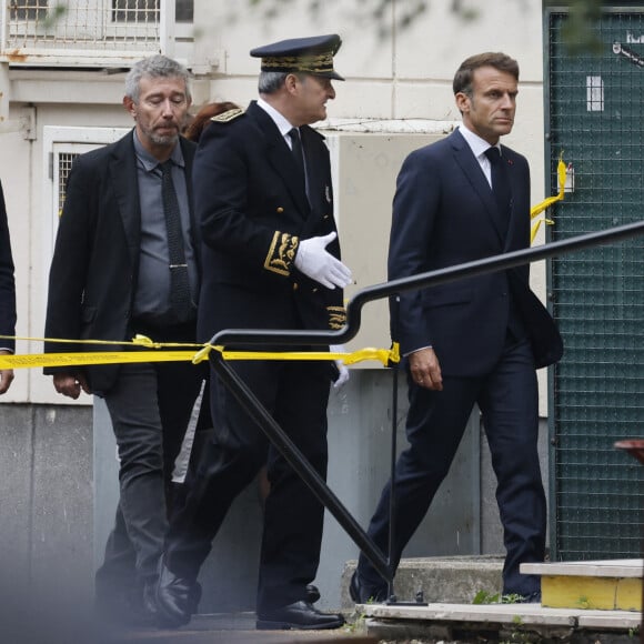 Le professeur de lettres Dominique Bernard, âgé de 57 ans, a été tué au couteau par...
Le président français Emmanuel Macron et Gabriel Attal, ministre de l'Education nationale - Le président français E.Macron arrive au lycée Gambetta à Arras, où une attaque au couteau a tué un enseignant de 57 ans et blessé grièvement deux personnes dans la matinée du 13 octobre 2023. Le suspect âgé de 20 ans, interpellé par la police, serait un ancien élève de l'établissement. Ce fiché S d'origine russe y aurait pénétré en criant "Allah Akhbar". © Ludovic Marin / Pool / Bestimage 