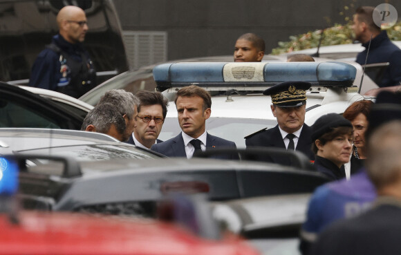 Le président français Emmanuel Macron - Le président français E.Macron arrive au lycée Gambetta à Arras, où une attaque au couteau a tué un enseignant de 57 ans et blessé grièvement deux personnes dans la matinée du 13 octobre 2023. Le suspect âgé de 20 ans, interpellé par la police, serait un ancien élève de l'établissement. Ce fiché S d'origine russe y aurait pénétré en criant "Allah Akhbar". © Ludovic Marin / Pool / Bestimage 