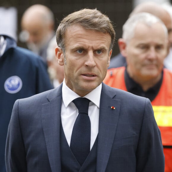 Le président français Emmanuel Macron - Le président français E.Macron arrive au lycée Gambetta à Arras, où une attaque au couteau a tué un enseignant de 57 ans et blessé grièvement deux personnes. Le suspect âgé de 20 ans, interpellé par la police, serait un ancien élève de l'établissement. Ce fiché S d'origine russe y aurait pénétré en criant "Allah Akhbar". © Ludovic Marin / Pool / Bestimage