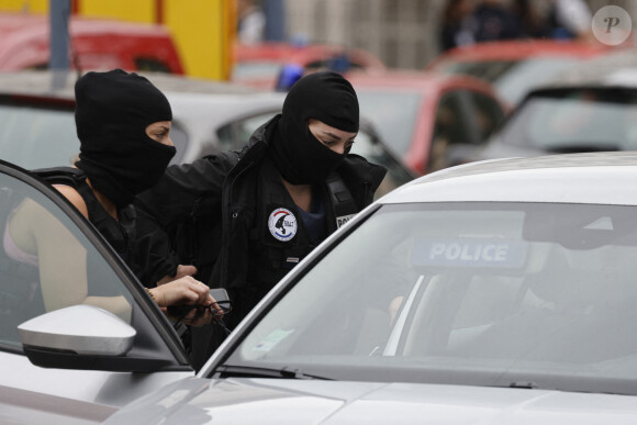 Il a révélé d'effroyables détails sur l'attaque pour Libération.
Le président français E.Macron arrive au lycée Gambetta à Arras, où une attaque au couteau a tué un enseignant de 57 ans et blessé grièvement deux personnes dans la matinée du 13 octobre 2023. Le suspect âgé de 20 ans, interpellé par la police, serait un ancien élève de l'établissement. Ce fiché S d'origine russe y aurait pénétré en criant "Allah Akhbar". © Ludovic Marin / Pool / Bestimage 