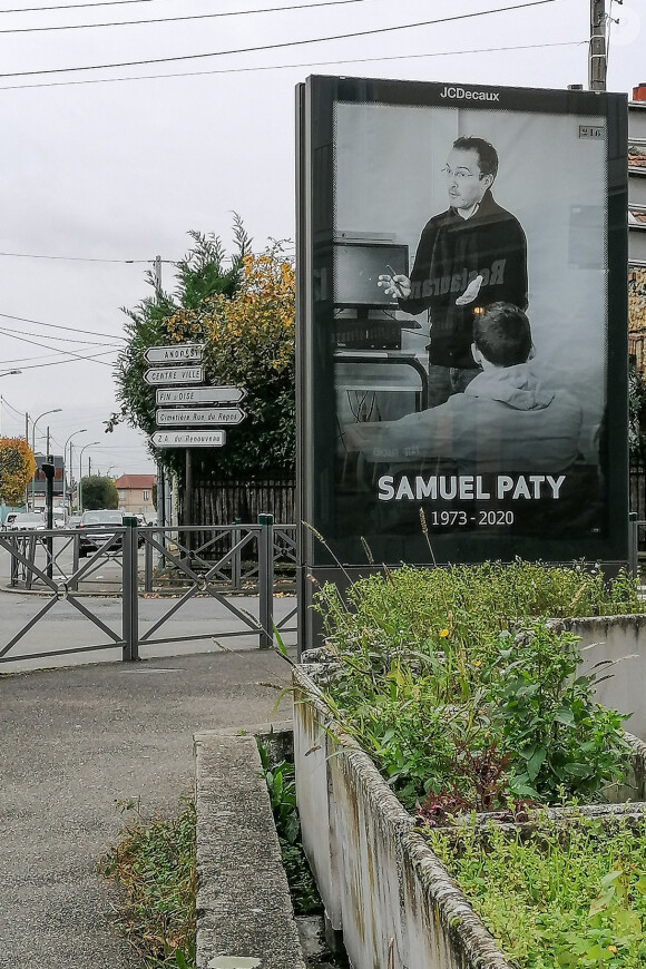 La ville de Conflans-Sainte-Honorine affiche un portrait de Samuel Paty, le professeur assassiné par un islamiste devant le collège de l'Aulne le 28 octobre 2020. © Federico Pestellini / Panoramic / Bestimage