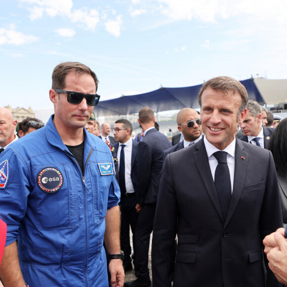 Thomas Pesquet a souvent la tête dans la lune et les étoiles... et cette situation rend sa vie sentimentale un peu complexe.
Thomas Pesquet et Emmanuel Macron - 143e défilé militaire du 14 juillet, jour de la Fête Nationale, sur les Champs-Elysées et la place de la Concorde, à Paris, le 14 juillet 2023. © Dominique Jacovides/Bestimage