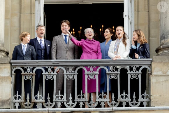 Il est le deuxième dans l'ordre de succession au trône
Le prince Christian de Danemark fête ses 18 ans entouré de la famille royale au balcon d'Amalienborg à Copenhague le 15 octobre. Étaient présents : la reine Margrethe II de Danemark, le prince Frederik, la prince Mary, la princesse Isabella, le prince Vincent et la princesse Josephine 