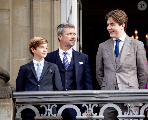 Un diner de gala est prévu ce soir
Le prince Christian de Danemark fête ses 18 ans entouré de la famille royale au balcon d'Amalienborg à Copenhague le 15 octobre. Étaient présents : la reine Margrethe II de Danemark, le prince Frederik, la prince Mary, la princesse Isabella, le prince Vincent et la princesse Josephine 