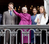 Il débutera à partir de 17 heures
Le prince Christian de Danemark fête ses 18 ans entouré de la famille royale au balcon d'Amalienborg à Copenhague le 15 octobre. Étaient présents : la reine Margrethe II de Danemark, le prince Frederik, la prince Mary, la princesse Isabella, le prince Vincent et la princesse Josephine 