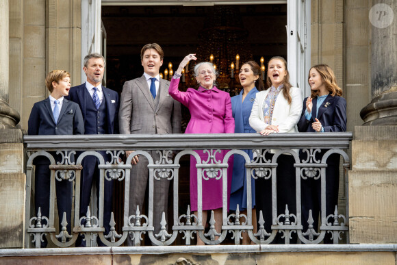 Le diner est organisé au château de Christiansborg à Copenhague
Le prince Christian de Danemark fête ses 18 ans entouré de la famille royale au balcon d'Amalienborg à Copenhague le 15 octobre. Étaient présents : la reine Margrethe II de Danemark, le prince Frederik, la prince Mary, la princesse Isabella, le prince Vincent et la princesse Josephine 