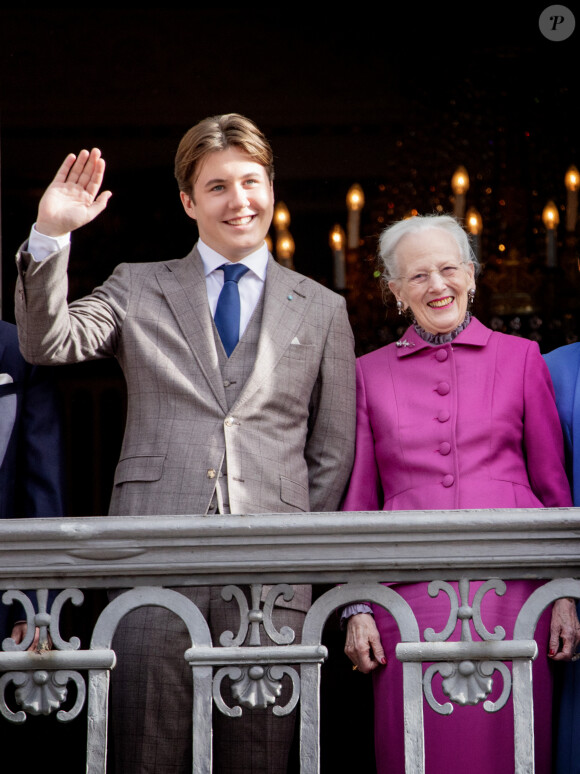 Le prince Christian de Danemark fête ses 18 ans entouré de la famille royale au balcon d'Amalienborg à Copenhague le 15 octobre. Étaient présents : la reine Margrethe II de Danemark, le prince Frederik, la prince Mary, la princesse Isabella, le prince Vincent et la princesse Josephine 