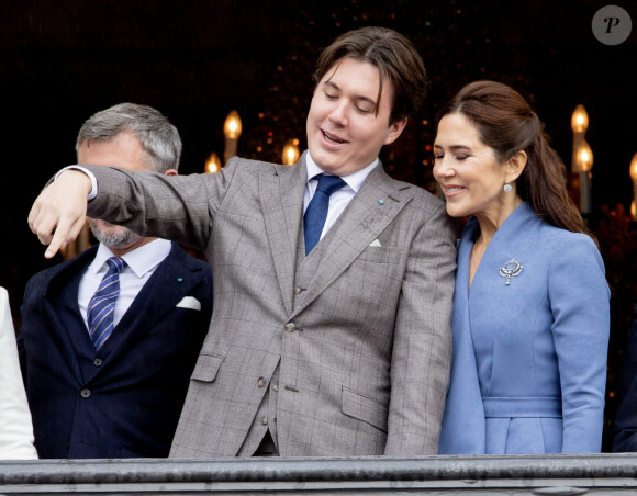 Le prince Christian de Danemark fête ses 18 ans entouré de la famille royale au balcon d'Amalienborg à Copenhague le 15 octobre. Étaient présents : la reine Margrethe II de Danemark, le prince Frederik, la prince Mary, la princesse Isabella, le prince Vincent et la princesse Josephine. 