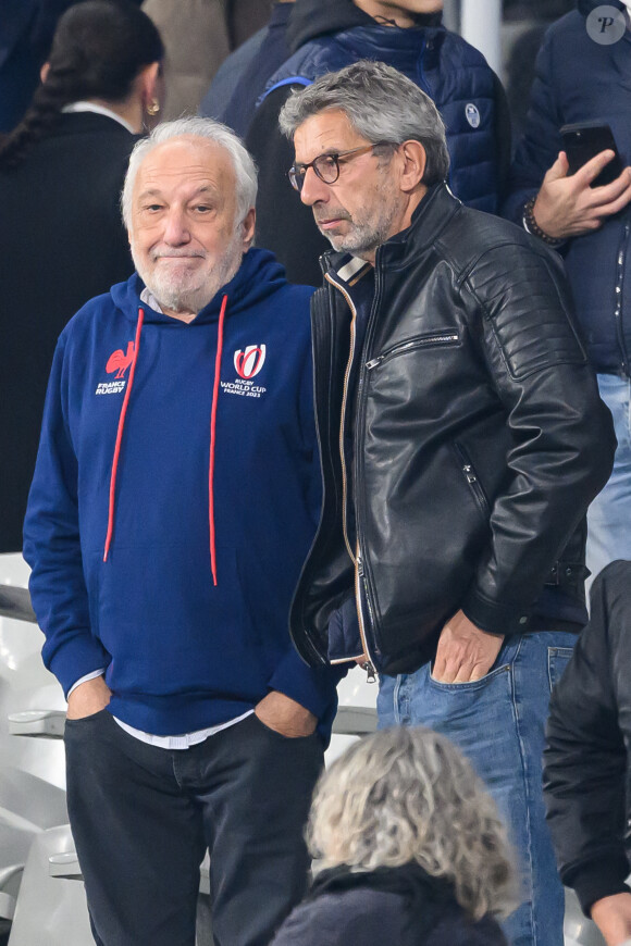 François Berléand et Michel Cymes -Coupe du monde de Rugby 2023, quart de finale entre la France et l'Afrique du Sud au Stade de France le 15 octobre 2023 à Paris, France. @ Sandra Ruhaut/Icon Sport/ABACAPRESS.COM