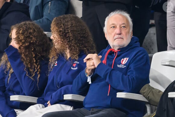 François Berléand et ses filles -Coupe du monde de Rugby 2023, quart de finale entre la France et l'Afrique du Sud au Stade de France le 15 octobre 2023 à Paris, France. @ Sandra Ruhaut/Icon Sport/ABACAPRESS.COM