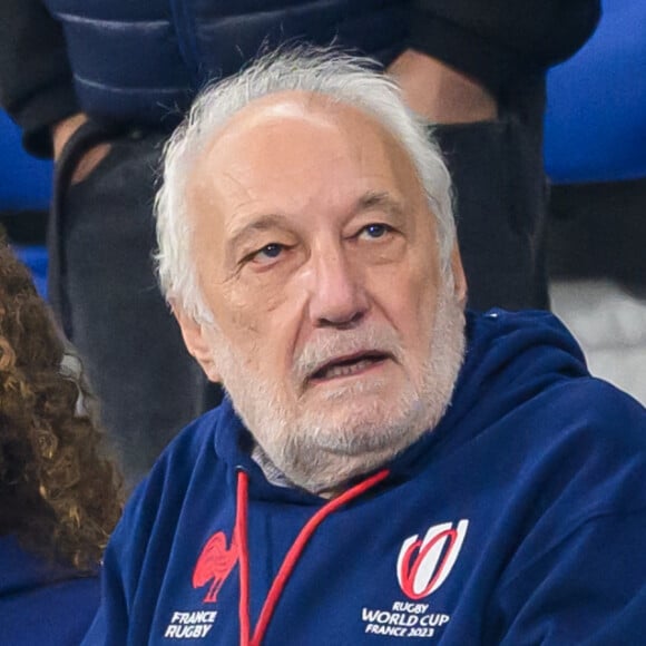 Celui-ci était venu avec ses jumelles, copies conformes et bouclées.
François Berléand et ses filles jumelles Adèle et Lucie - Quart de finale de la Coupe du Monde de rugby 2023, France-Afrique du Sud, Stade de France, 16 octobre 2023.