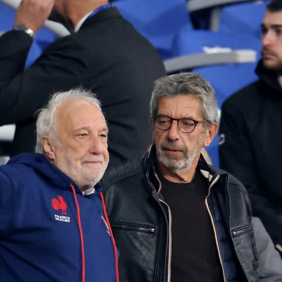 Michel Cymes a également profité du match.
François Berléand, Michel Cymes - People des les tribunes de la coupe du Monde de Rugby France 2023 - Match de quart de finale "France-Afrique du Sud (28-29)" au Stade de France à Saint-Denis 15 octobre 2023. Moreau-Jacovides/Bestimage 