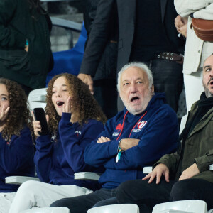 François Berléand et ses filles Adèle et Lucie, François-Xavier Demaison - People des les tribunes de la coupe du Monde de Rugby France 2023 - Match de quart de finale "France-Afrique du Sud (28-29)" au Stade de France à Saint-Denis 15 octobre 2023. Moreau-Jacovides/Bestimage  People from the stands of the Rugby World Cup France 2023 - Quarter-final match "France-South Africa (28-29)" at the Stade de France in Saint-Denis October 15, 2023 