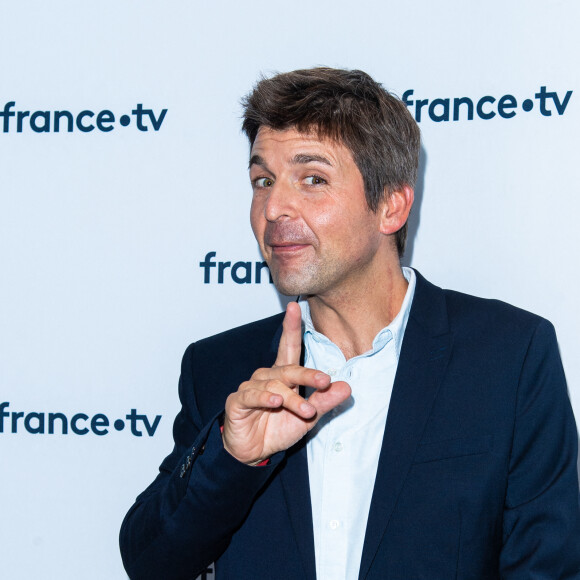 Thomas Sotto lors du photocall dans le cadre de la conférence de presse de France Télévisions au Pavillon Gabriel à Paris, France, le 24 août 2021. © Pierre Perusseau/Bestimage 