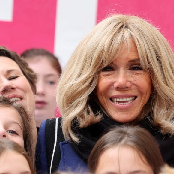 Crystelle Cottart, présidente d'ELA France et la Première Dame Brigitte Macron lors de la lecture de la dictée ELA, avec le texte "Un monde sans frontières" de Sabyl Ghoussoub, prix Goncourt des Lycéens 2022 pour le lancement de la 20ème édition de la campagne "Mets tes baskets et bats la maladie" en soutien à l'Association Européenne de Leucodystrophie (ELA) à l'école Lemercier, à Paris, France, le 16 octobre 2023. © Dominique Jacovides/Bestimage 