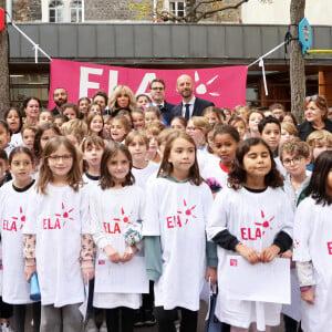 Elle a en effet rejoint de nombreux enfants pour la dictée d'ELA. 
Sabyl Ghoussoub, écrivain, Crystelle Cottart, présidente d'ELA France, la Première Dame Brigitte Macron, Geoffroy Boulard, maire du 17ème arrondissement de Paris et Stanislas Guerini, ministre de la Transformation et de la Fonction publique lors de la lecture de la dictée ELA, avec le texte "Un monde sans frontières" de Sabyl Ghoussoub, prix Goncourt des Lycéens 2022 pour le lancement de la 20ème édition de la campagne "Mets tes baskets et bats la maladie" en soutien à l'Association Européenne de Leucodystrophie (ELA) à l'école Lemercier, à Paris, France, le 16 octobre 2023. © Dominique Jacovides/Bestimage 