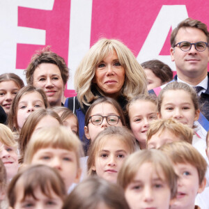 Sabyl Ghoussoub, écrivain, Crystelle Cottart, présidente d'ELA France, la Première Dame Brigitte Macron, Geoffroy Boulard, maire du 17ème arrondissement de Paris et Stanislas Guerini, ministre de la Transformation et de la Fonction publique lors de la lecture de la dictée ELA, avec le texte "Un monde sans frontières" de Sabyl Ghoussoub, prix Goncourt des Lycéens 2022 pour le lancement de la 20ème édition de la campagne "Mets tes baskets et bats la maladie" en soutien à l'Association Européenne de Leucodystrophie (ELA) à l'école Lemercier, à Paris, France, le 16 octobre 2023. © Dominique Jacovides/Bestimage 