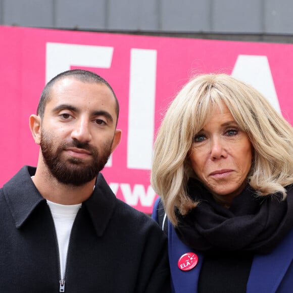 Une dictée pour mettre en avant la lutte contre la leucodystrophie
Sabyl Ghoussoub, écrivain et la Première Dame Brigitte Macron lors de la lecture de la dictée ELA, avec le texte "Un monde sans frontières" de Sabyl Ghoussoub, prix Goncourt des Lycéens 2022 pour le lancement de la 20ème édition de la campagne "Mets tes baskets et bats la maladie" en soutien à l'Association Européenne de Leucodystrophie (ELA) à l'école Lemercier, à Paris, France, le 16 octobre 2023. © Dominique Jacovides/Bestimage 